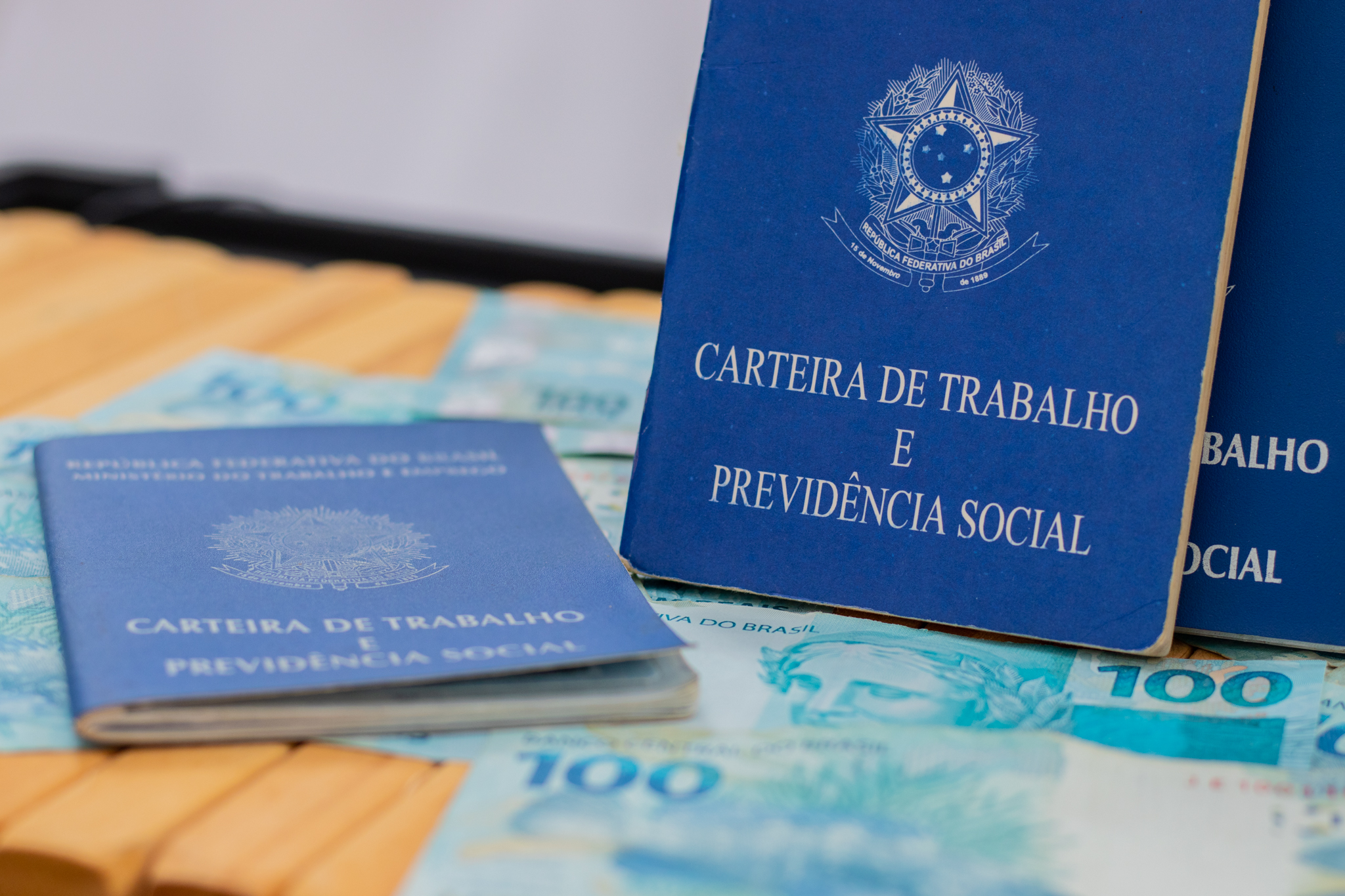 Trabalhou de carteira assinada? Você pode ter direito a benefício de até um salário mínimo