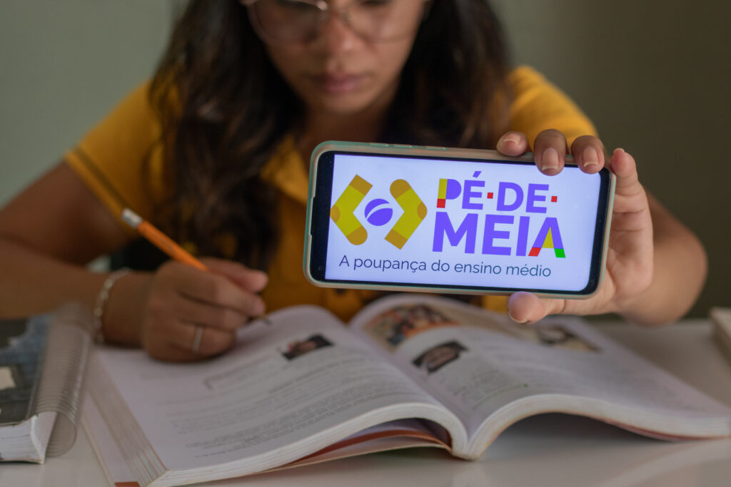 Atraso no Pé-de-Meia? Erro de secretarias prejudica alunos de todo ensino médio