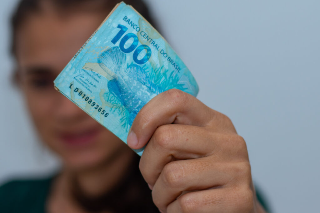 Auxílio de R$ 108 do governo tem dia para cair na conta; veja o calendário completo
