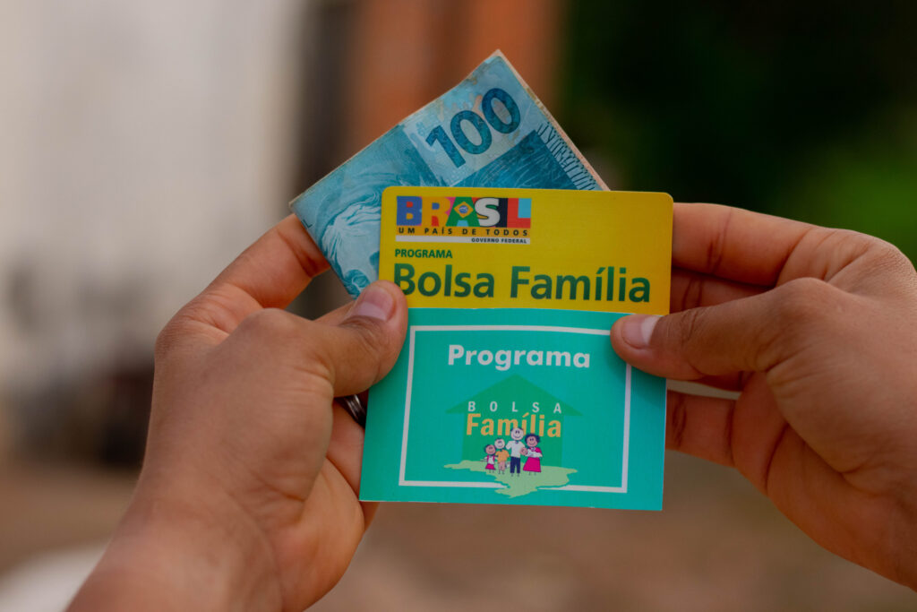 Beneficiários do Bolsa Família recebem auxílio antecipado a partir de HOJE (24)