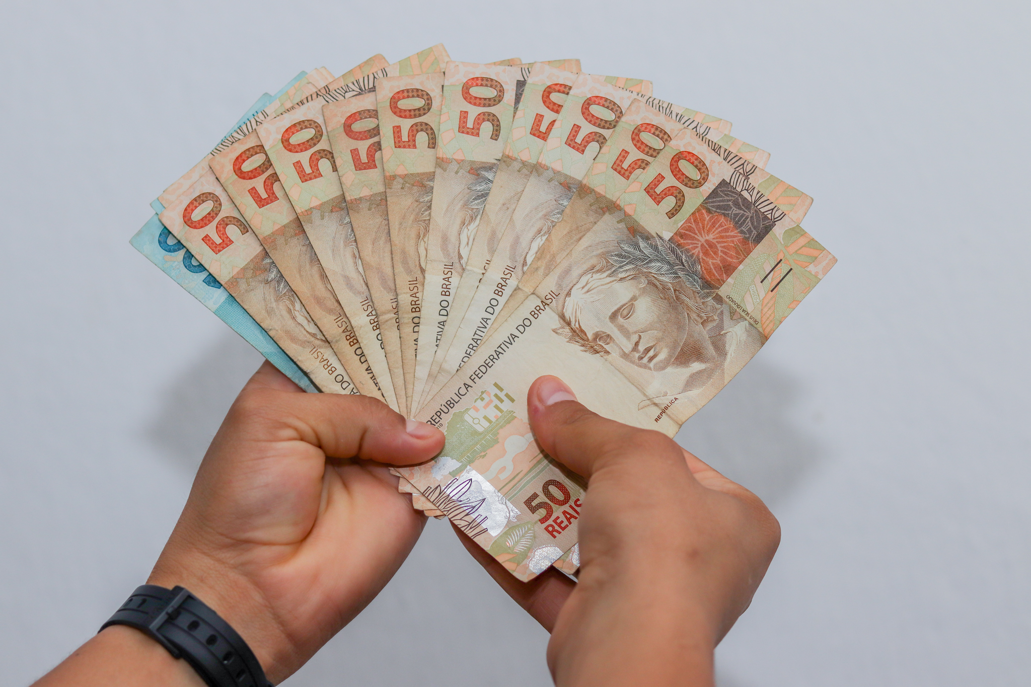 Benefício de R$ 1.517,99 vai cair na conta dos brasileiros em breve: mês de maio promete tudo!