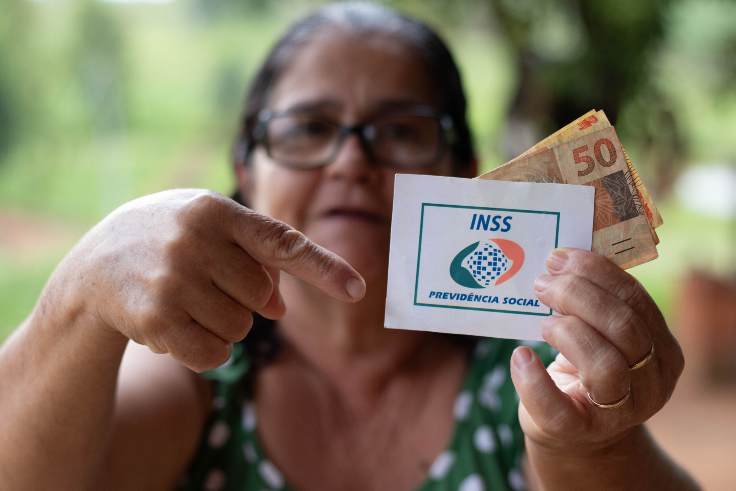 Benefício do INSS paga um salário para idosos sem carência mínima; aprenda a solicitar