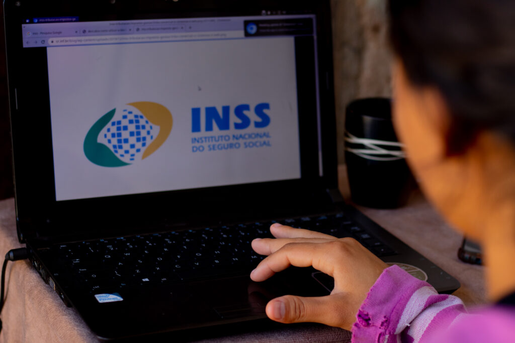 Benefício do INSS para quem adota: veja quais são os critérios ao solicitar pagamento