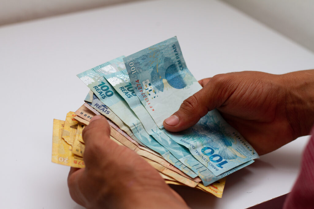 Chuva de benefícios! Brasileiros que ganham dois salários estão perdendo direitos