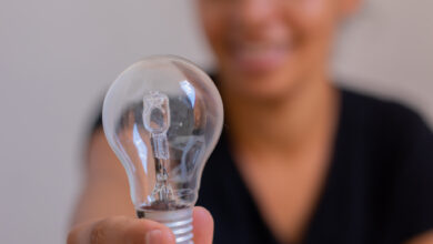 Conta de energia pesou no bolso? Reduza em até 65% o valor mensal com esta dica