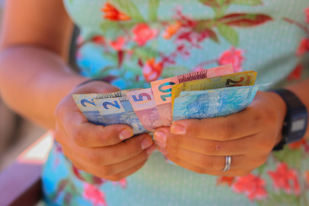 Dentro de 30 dias, benefício de um salário extra será liberado para trabalhadores