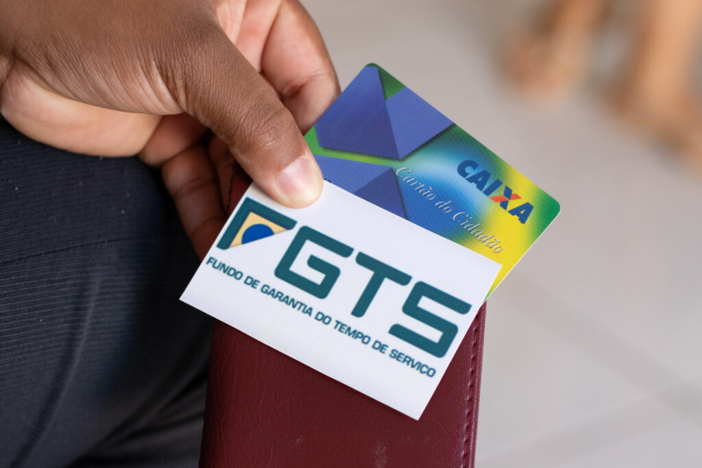 Dinheiro a receber do FGTS: trabalhadores receberão PIX da Caixa nos próximos meses
