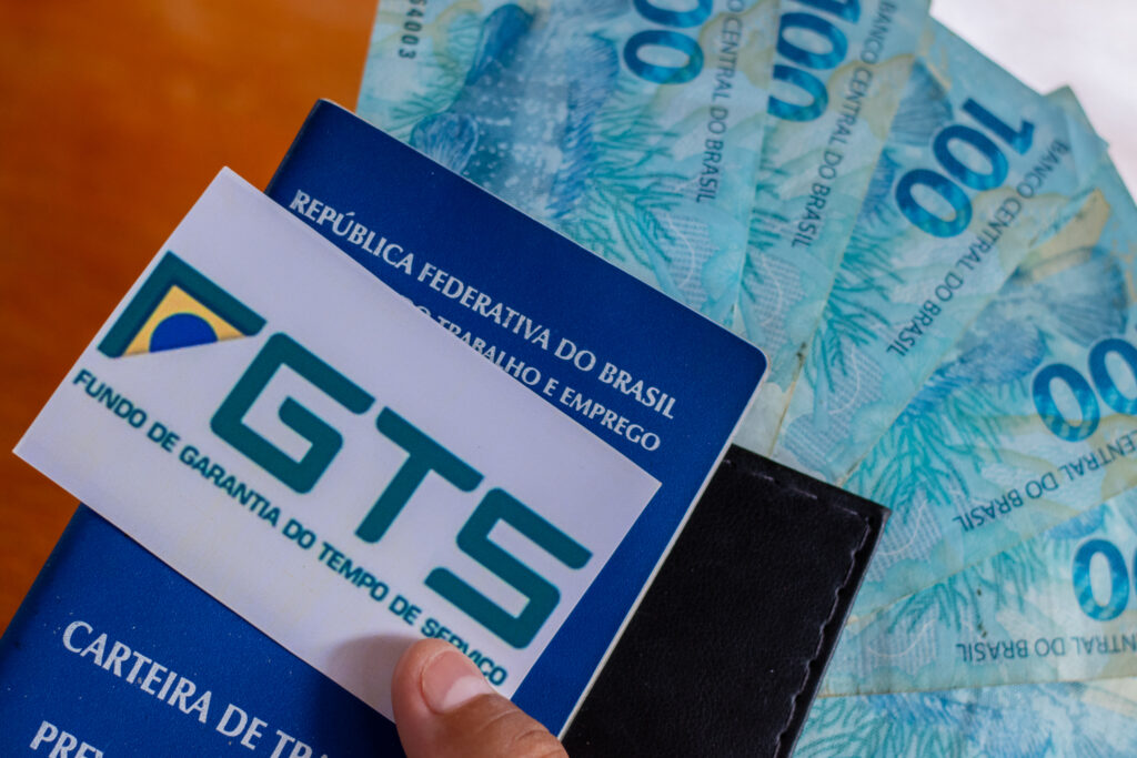 Dinheiro a receber do FGTS: trabalhadores receberão PIX da Caixa nos próximos meses