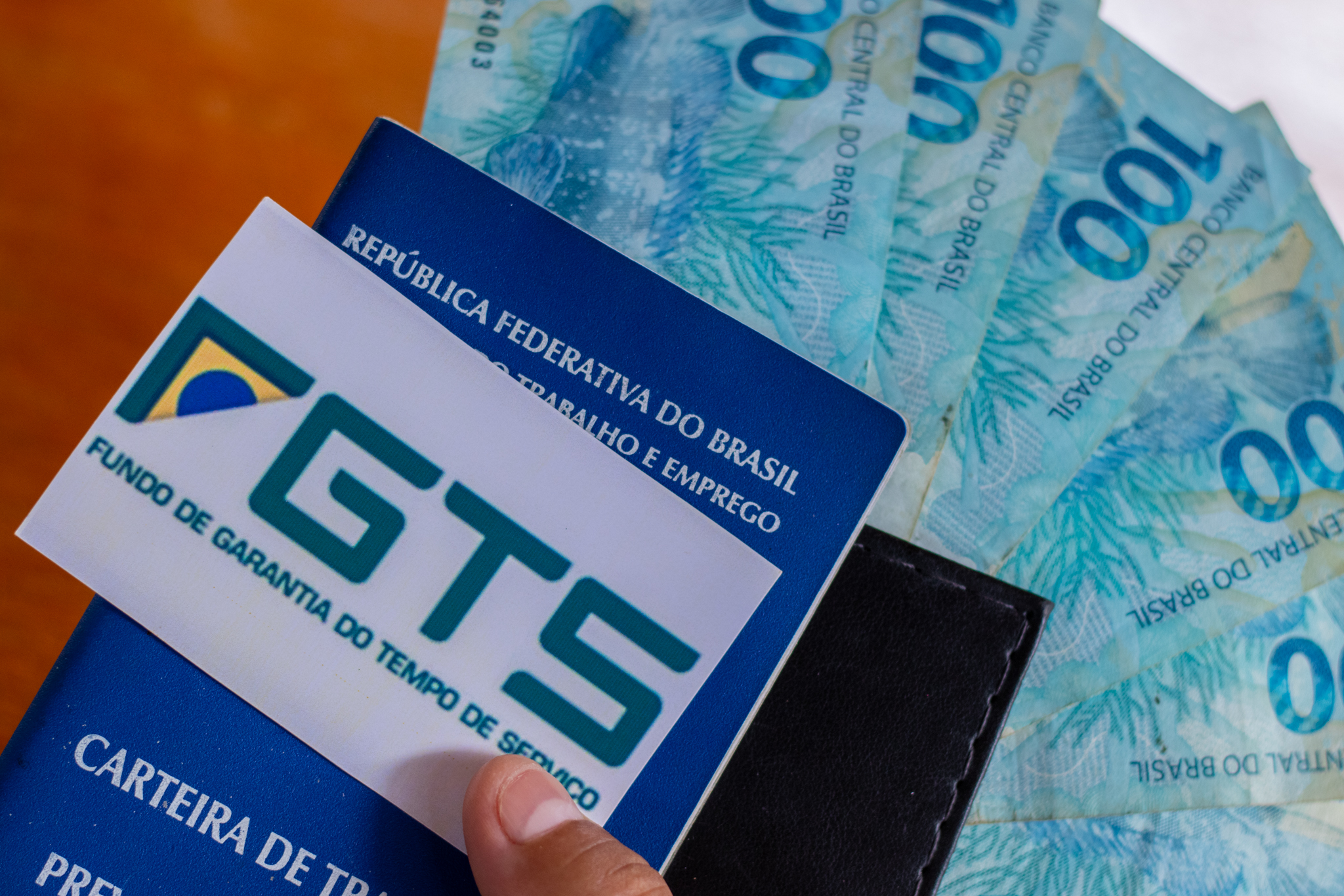 Dinheiro a receber do FGTS: trabalhadores receberão PIX da Caixa nos próximos meses