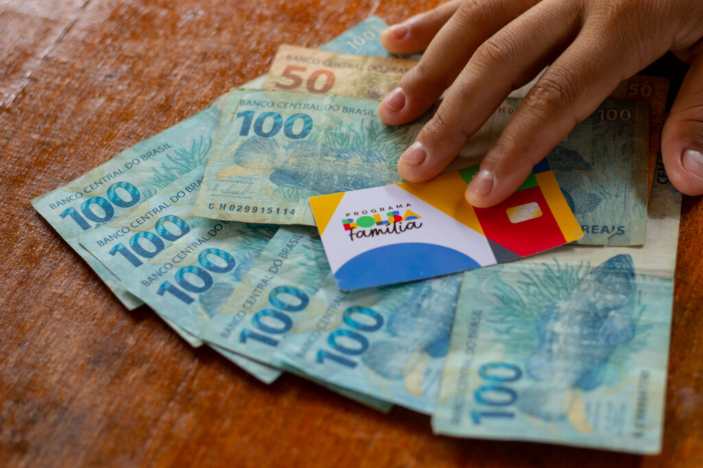 Esqueça o 14° salário! Bolsa Família