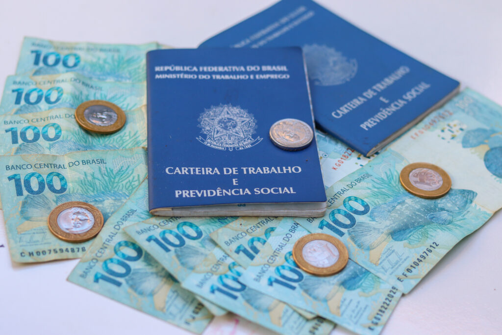 Ficou sem trabalho? Benefício do governo assegura R$ 1.518 para quem foi demitido
