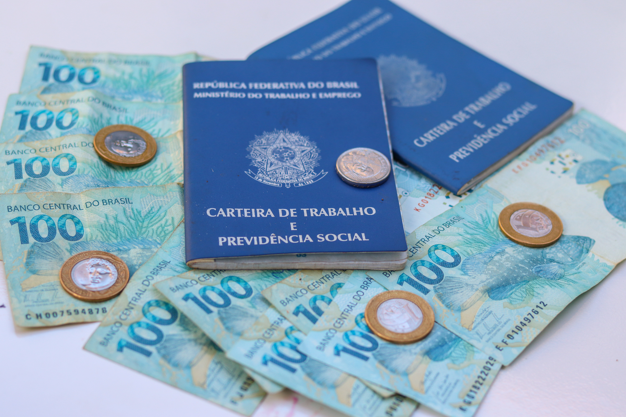 Ficou sem trabalho? Benefício do governo assegura R$ 1.518 para quem foi demitido