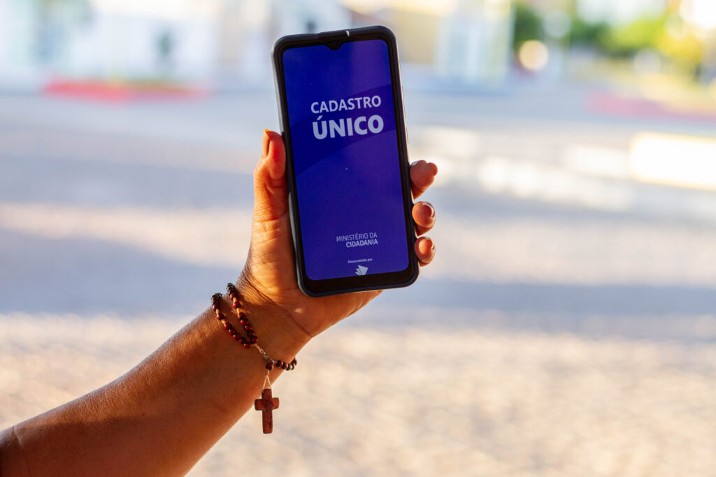 Governo APROVOU novo empréstimo para famílias do CadÚnico, aprenda a solicitar