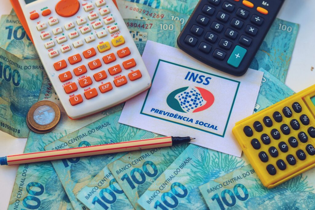 INSS anuncia BÔNUS de até R$ 17 MIL para reduzir filas em benefícios; entenda decisão