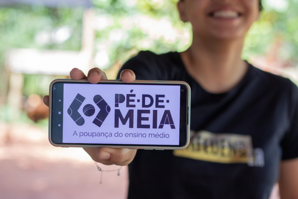 Olho no WhatsApp: alunos do Pé-de-Meia receberão mensagem do MEC, mas não é golpe