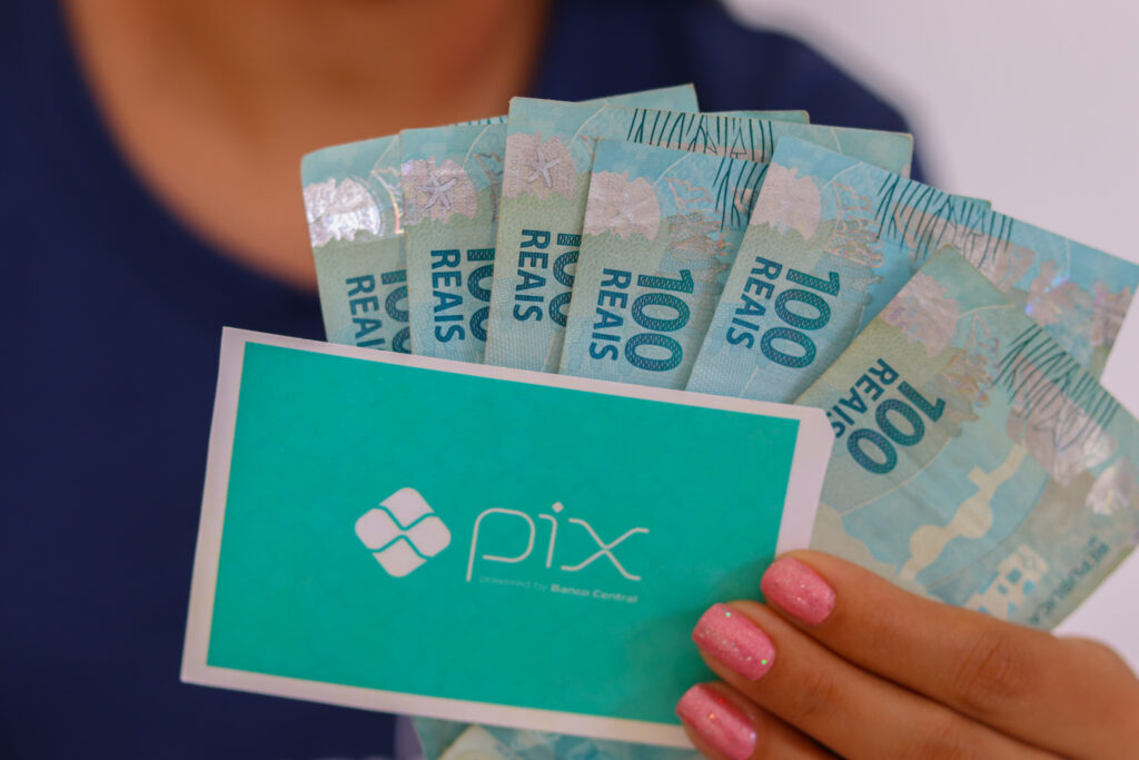 PIX de R$ 2.424 é liberado na conta de quem trabalhou com carteira assinada