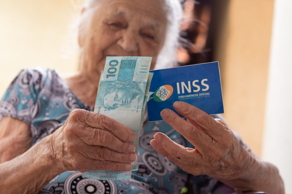 Sem burocracia: INSS confirma dia de pagamento do benefício para idosos 65+