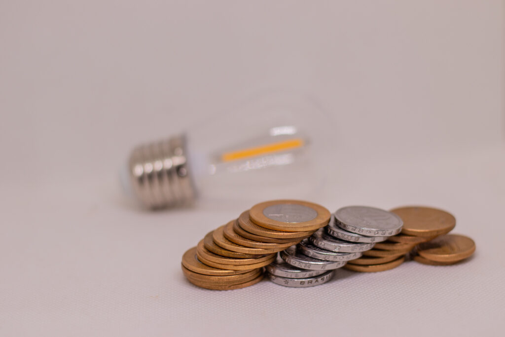Tarifa zero! Veja como reduzir conta de luz para aliviar o bolso do pagamento mensal