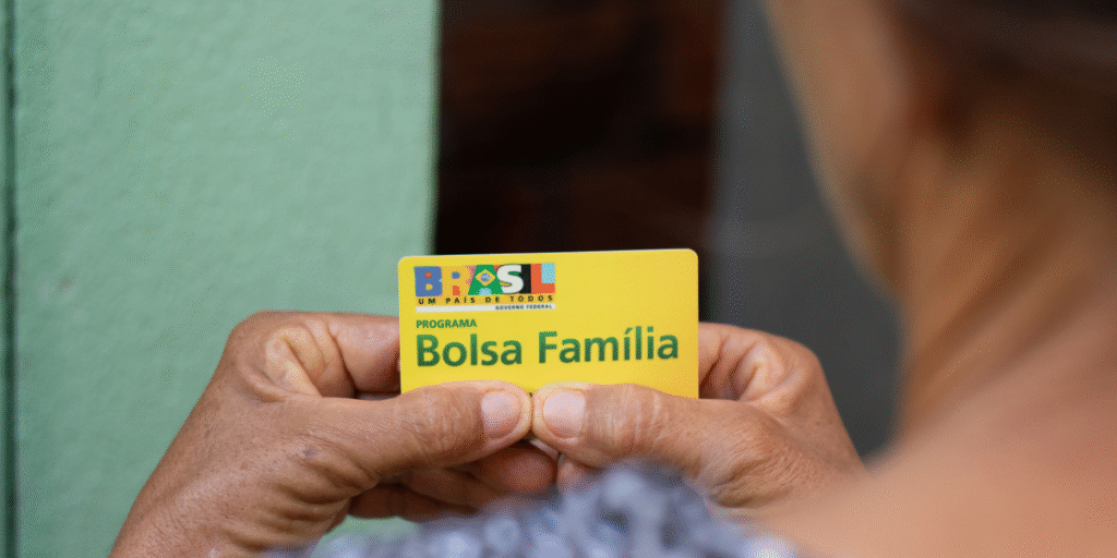 Quem tem Bolsa Família pode ter cartão de crédito Entenda as condições