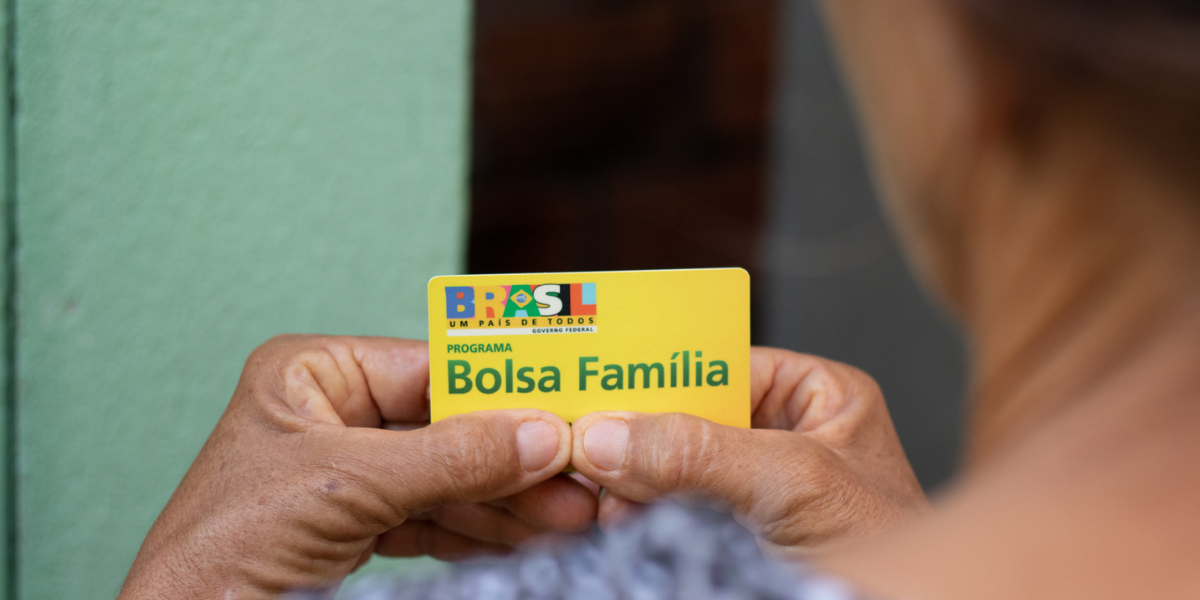Quem tem Bolsa Família pode ter cartão de crédito Entenda as condições