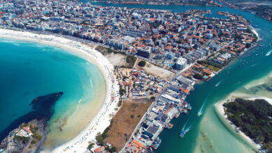 A cidade que conquistou brasileiros com seu clima, estilo de vida e praias