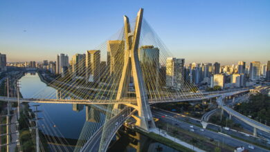 A cidade que desafia o tempo e transforma a vida de quem chega