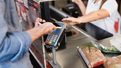 Como usar cupons e cashback para economizar até 15% no mercado