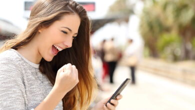 Brasileiros comemoram novo salário mínimo de R$ 1.978 aprovado