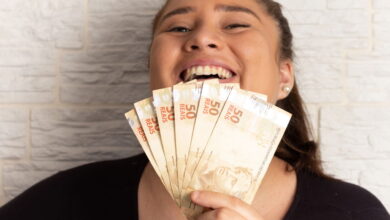 Trabalhadores comemoram nova chance de sacar mais do FGTS
