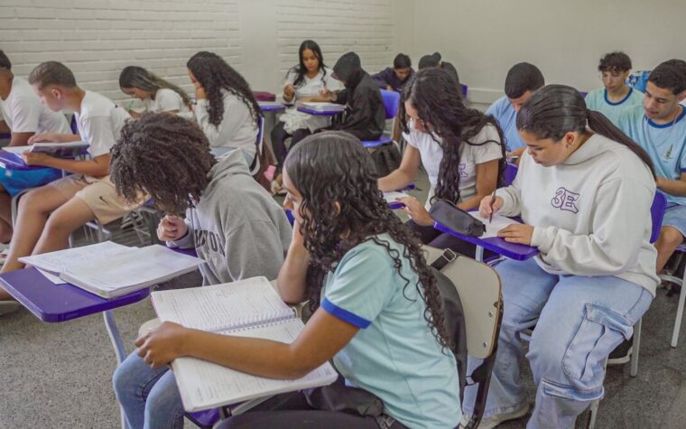Brasil reduz distância da OCDE no Pisa 2025, mas segue com desempenho baixo