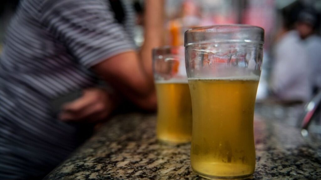 Consumo crônico de álcool e cigarro pode causar cegueira, alerta CBO
