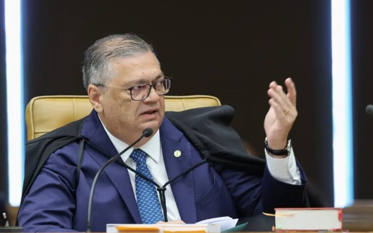 Pedido de vista de Dino suspende julgamento sobre Moraes e Mendonça