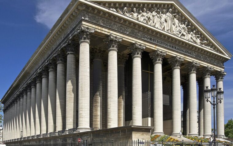 Igreja nega lavagem da escadaria de La Madeleine e ato muda de local em Paris