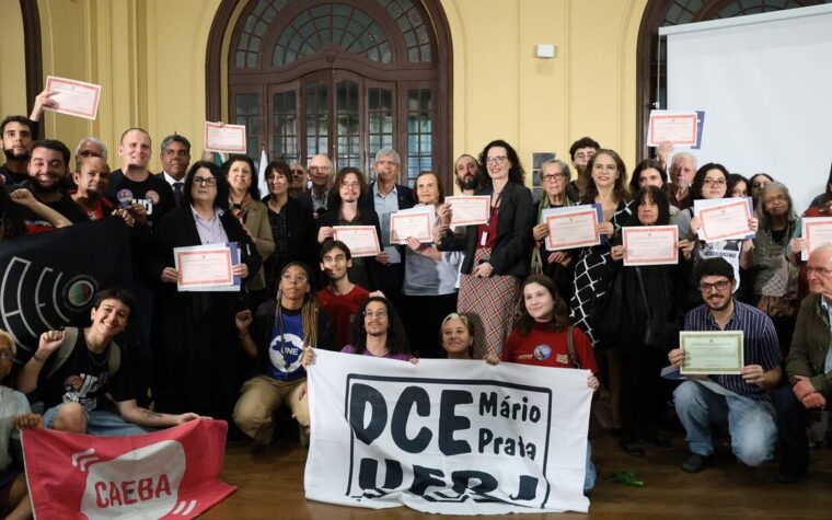 UFRJ entrega diplomas póstumos a 23 estudantes mortos pela ditadura